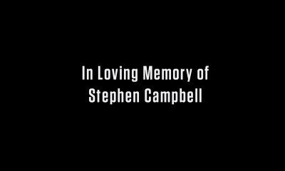 Texto com a frase "em memória de Stephen Campbell" que apareceu no final do episódio 9 da 11ª temporada de The Walking Dead.