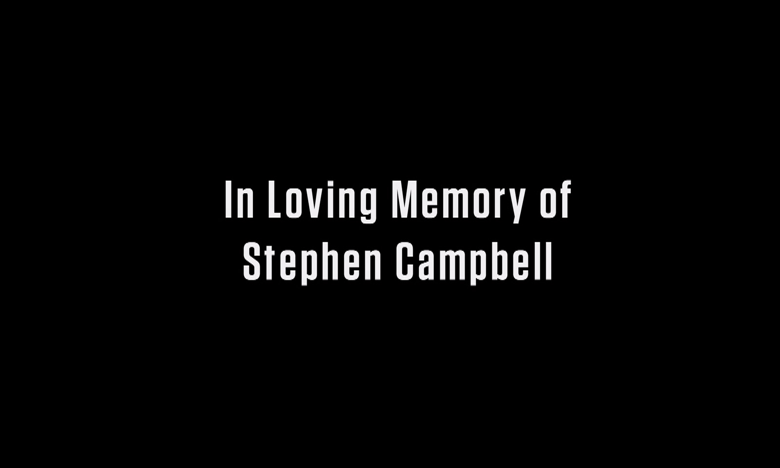 Texto com a frase "em memória de Stephen Campbell" que apareceu no final do episódio 9 da 11ª temporada de The Walking Dead.