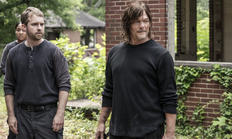 Daryl e outros sobreviventes olhando para algo ou alguém na segunda parte da 11ª temporada de The Walking Dead.