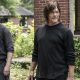 Daryl e outros sobreviventes olhando para algo ou alguém na segunda parte da 11ª temporada de The Walking Dead.