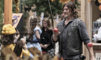 Daryl brincando com uma maçã no halloween de Commonwealth no episódio 10 da 11ª temporada de The Walking Dead.