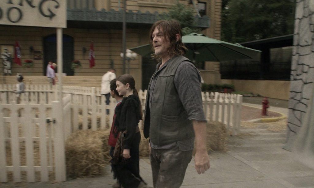 Daryl, Judith e RJ durante o Halloween de Commonwealth no episódio 10 da 11ª temporada de The Walking Dead.