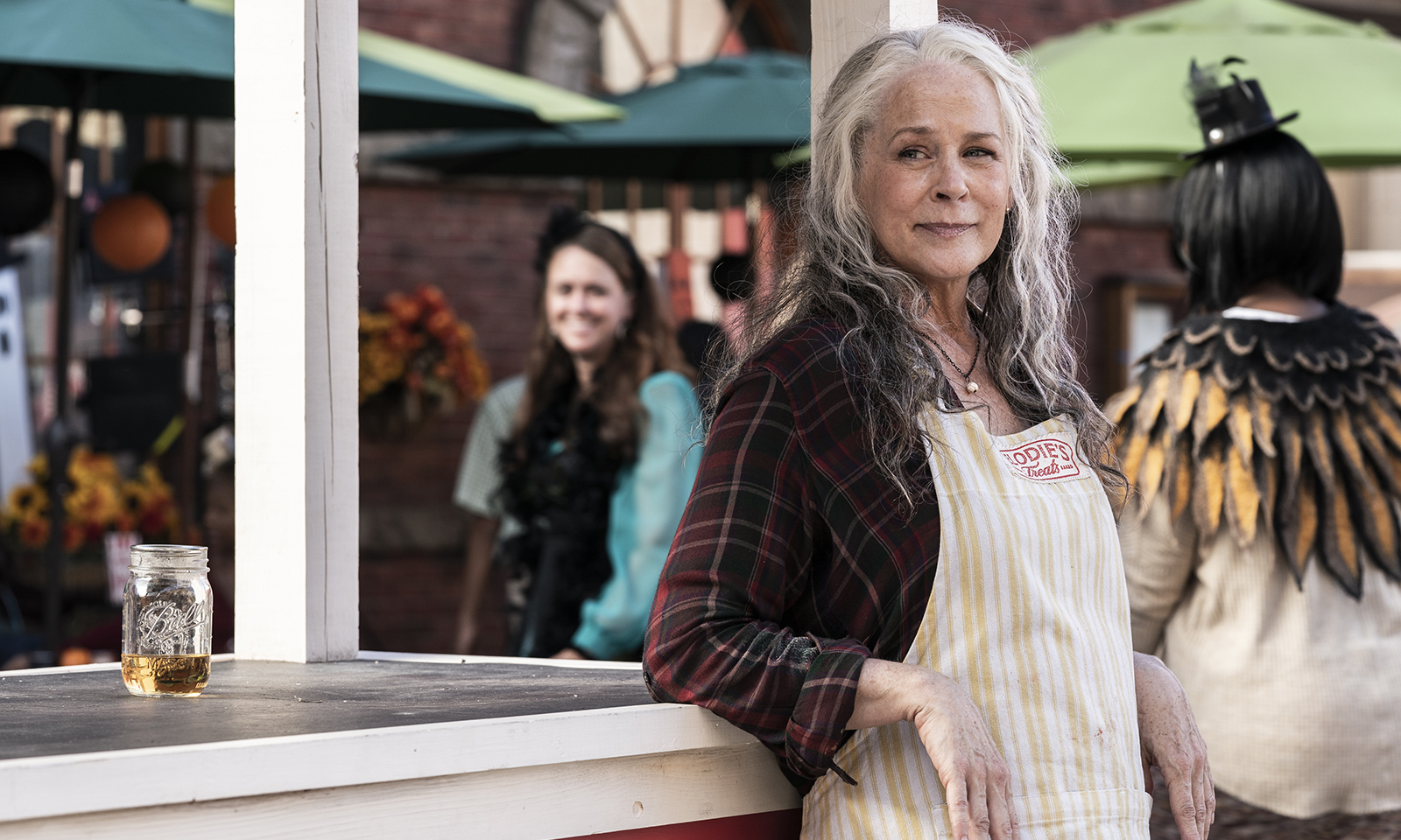 Carol como funcionara da doceria de Commonwealth no episódio 10 da 11ª temporada de The Walking Dead.