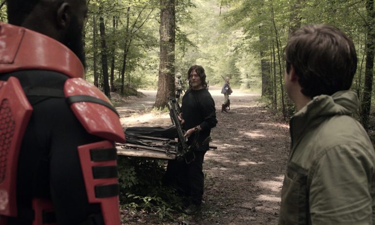 Mercer, Sebastian e Daryl se encaram enquanto Pamela é vista ao fundo em cena do episódio 10 da 11ª temporada de The Walking Dead.