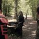 Mercer, Sebastian e Daryl se encaram enquanto Pamela é vista ao fundo em cena do episódio 10 da 11ª temporada de The Walking Dead.