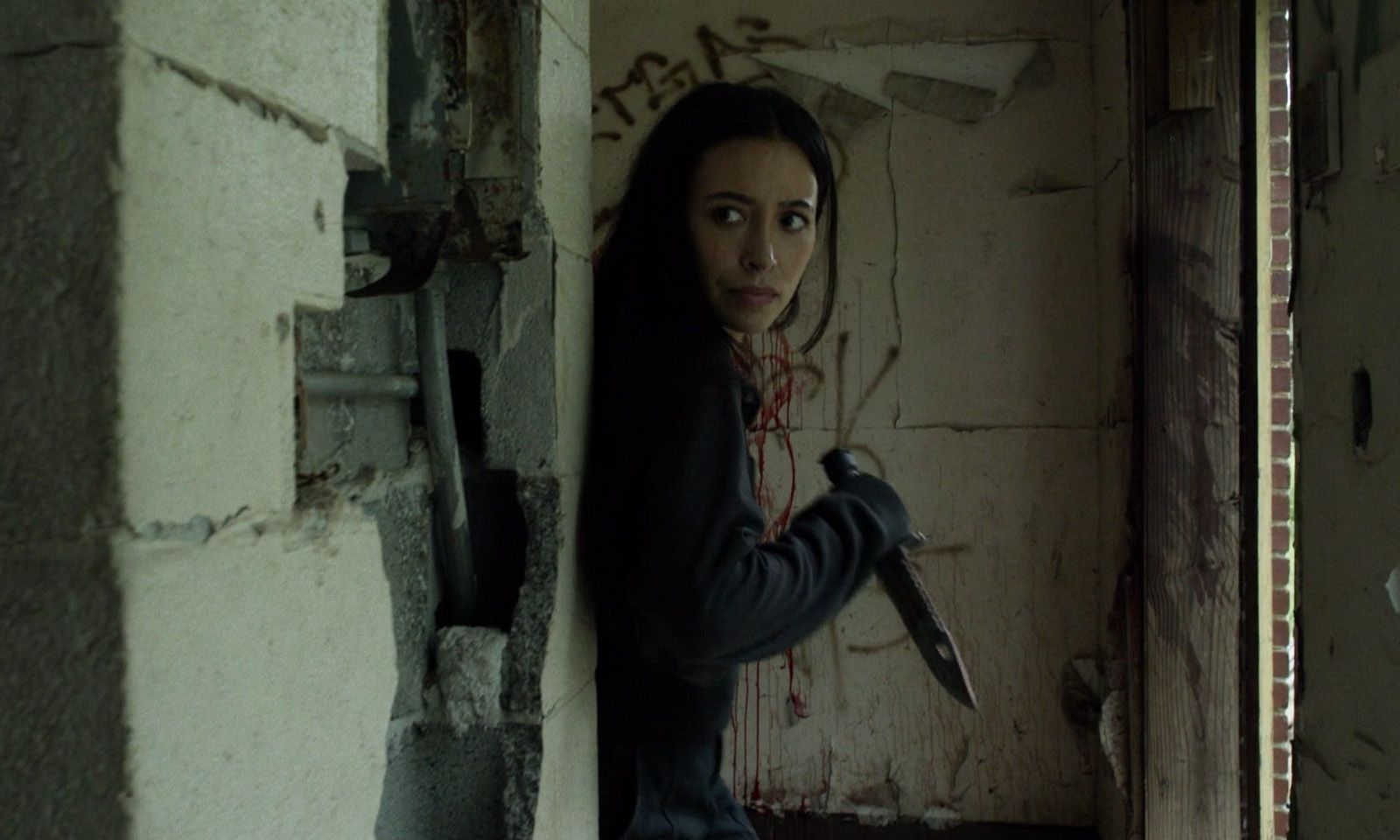 Rosita segurando uma faca pronta pra atacar em cena do episódio 10 da 11ª temporada de The Walking Dead.