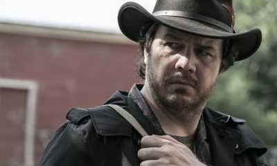 Eugene com chapéu e segurando sua mochila no episódio 11 da 11ª temporada de The Walking Dead.