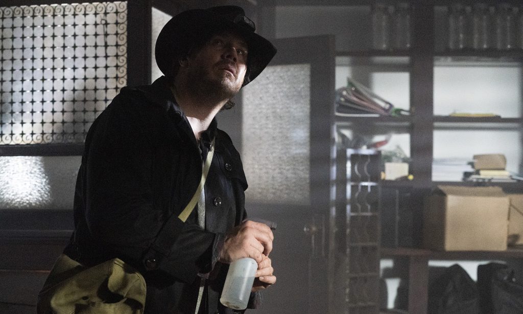 Eugene observando alguém no episódio 11 da 11ª temporada de The Walking Dead.