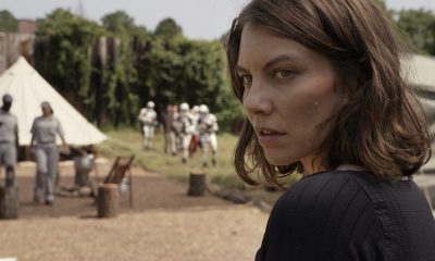 Maggie observando algo com soldados de Commonwealth ao fundo em cena do episódio 12 da 11ª temporada de The Walking Dead.