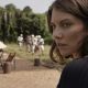 Maggie observando algo com soldados de Commonwealth ao fundo em cena do episódio 12 da 11ª temporada de The Walking Dead.