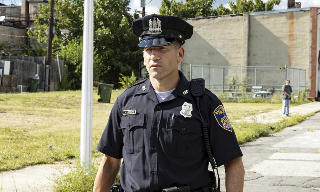 Jon Bernthal como Sargento Wayne Jenkins em imagem promocional da minissérie We Own This City.