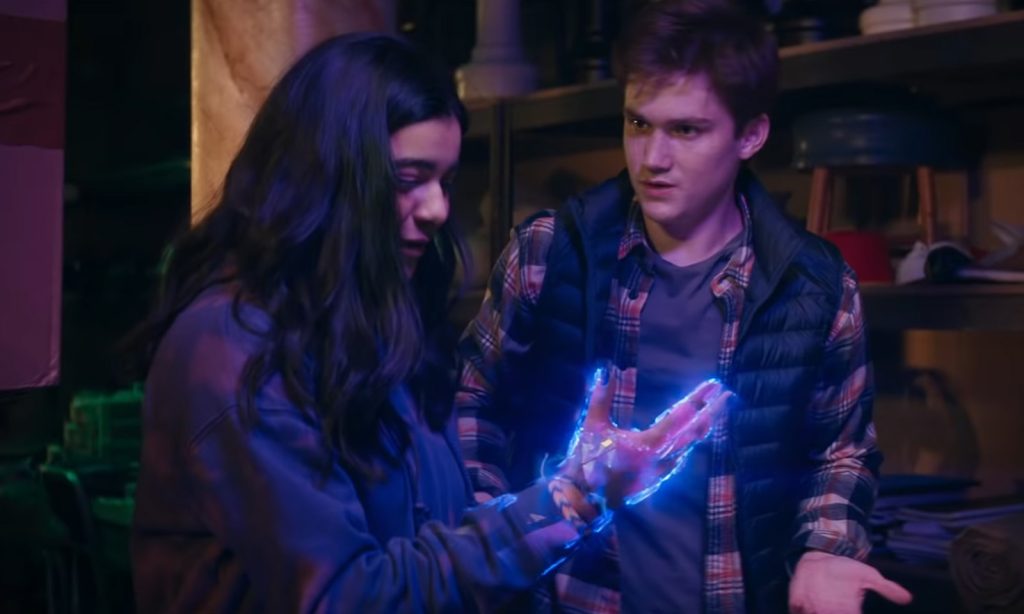 Matt Lintz como Bruno Carrelli ao lado de Iman Vellani como Kamala Khan em cena da 1ª temporada de Ms. Marvel.