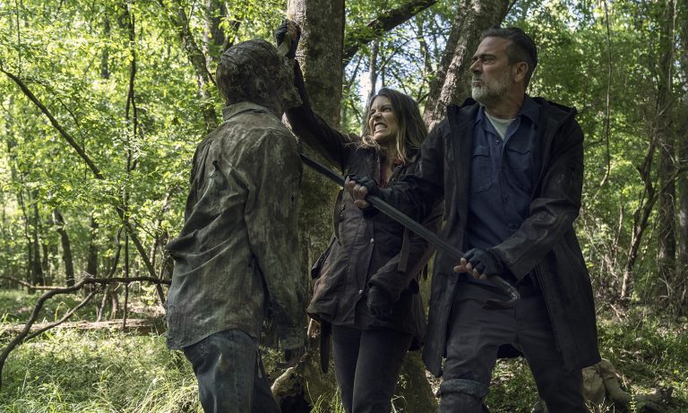 Maggie e Negan matando um zumbi em cena da 11ª temporada de The Walking Dead.