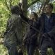 Maggie e Negan matando um zumbi em cena da 11ª temporada de The Walking Dead.