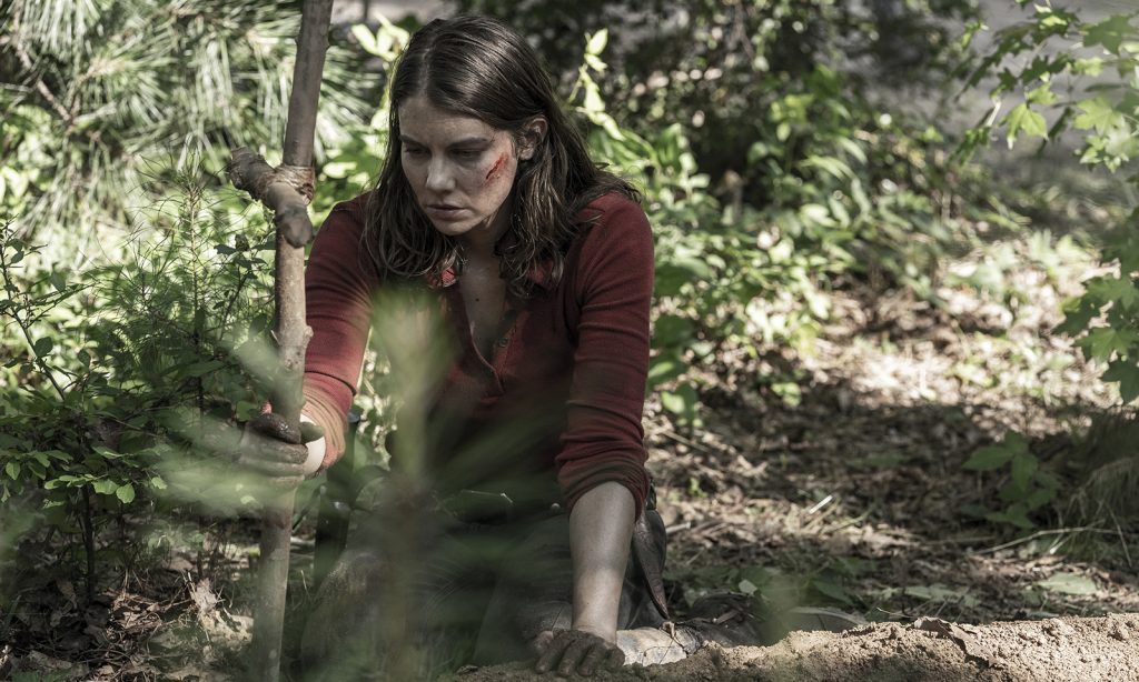 Maggie no túmulo do Alden no episódio 9 da 11ª temporada de The Walking Dead.