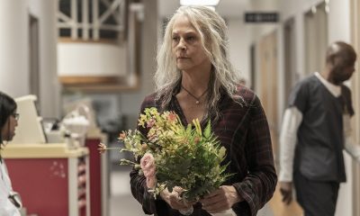 Carol segurando flores no episódio 10 da 11ª temporada de The Walking Dead.