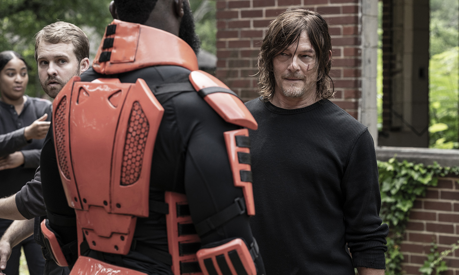 Daryl olhando para Mercer no episódio 10 da 11ª temporada de The Walking Dead.