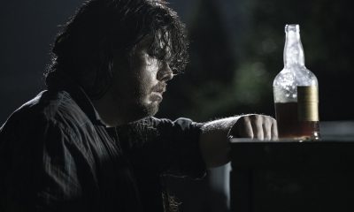 Eugene bêbado em cena do episódio 11 da 11ª temporada de The Walking Dead.