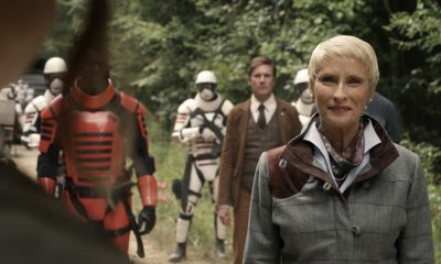 Pamela Milton olhando para Maggie com Lance, Mercer e os soldados de Commonwealth ao fundo em cena do episódio 12 da 11ª temporada de The Walking Dead.
