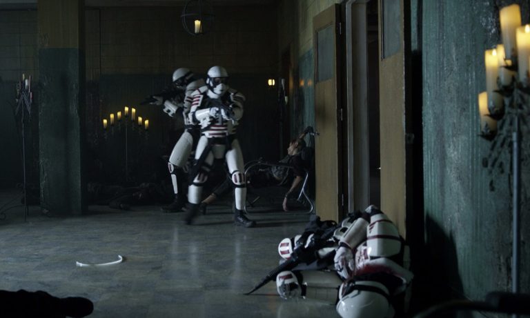 Dois soldados de Commonwealth armados em cena do episódio 13 da 11ª temporada de The Walking Dead.