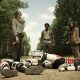 Maggie, Elijah e Lydia olhando para soldados de Commonwealth mortos na estrada no episódio 13 da 11ª temporada de The Walking Dead.