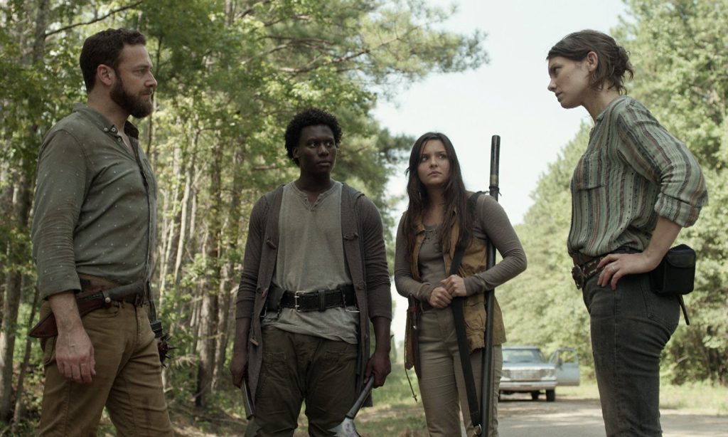 Maggie, Lydia e Elijah conversando com Aaron na estrada no episódio 13 da 11ª temporada de The Walking Dead.