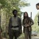 Maggie, Lydia e Elijah conversando com Aaron na estrada no episódio 13 da 11ª temporada de The Walking Dead.