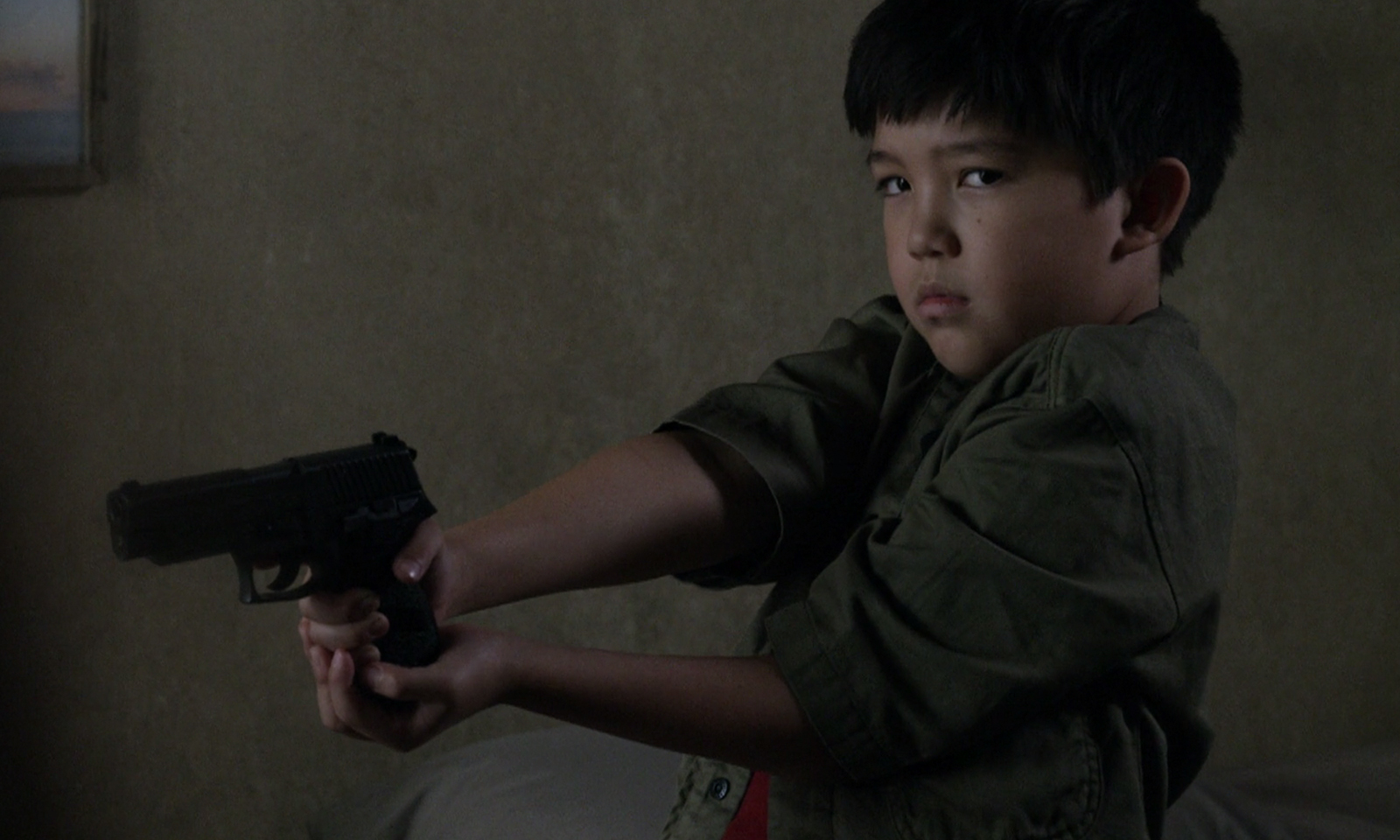 Hershel segurando uma arma em cena do episódio 14 da 11ª temporada de The Walking Dead.