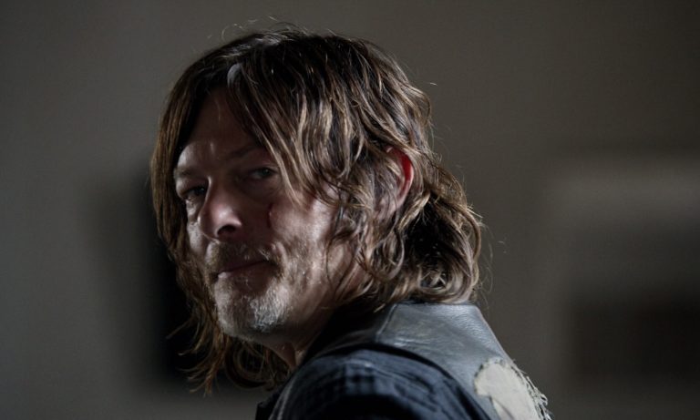 Daryl olhando para algo ou alguém em cena do episódio 14 da 11ª temporada de The Walking Dead.