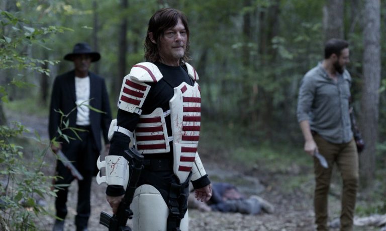 Daryl, Gabriel e Aaron na floresta após matarem alguns walkers no episódio 15 da 11ª temporada de The Walking Dead.