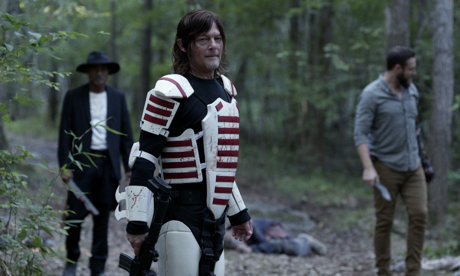 Daryl, Gabriel e Aaron na floresta após matarem alguns walkers no episódio 15 da 11ª temporada de The Walking Dead.