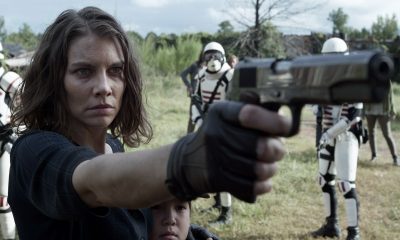 Maggie apontando uma arma enquanto defende Hershel em cena do episódio 15 da 11ª temporada de The Walking Dead.