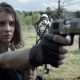 Maggie apontando uma arma enquanto defende Hershel em cena do episódio 15 da 11ª temporada de The Walking Dead.