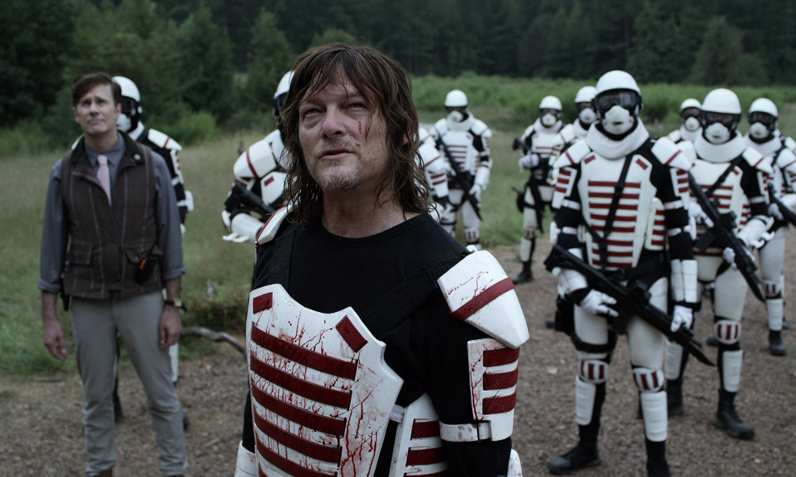 Daryl com Lance e os soldados de Commonwealth nos portões de Hilltop em cena do episódio 15 da 11ª temporada de The Walking Dead.
