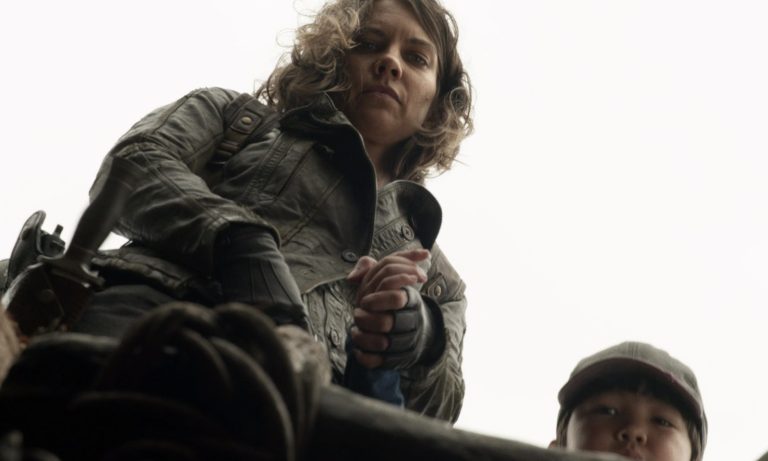 Maggie e Hershel olhando para baixo em cena do episódio 16 da 11ª temporada de The Walking Dead.