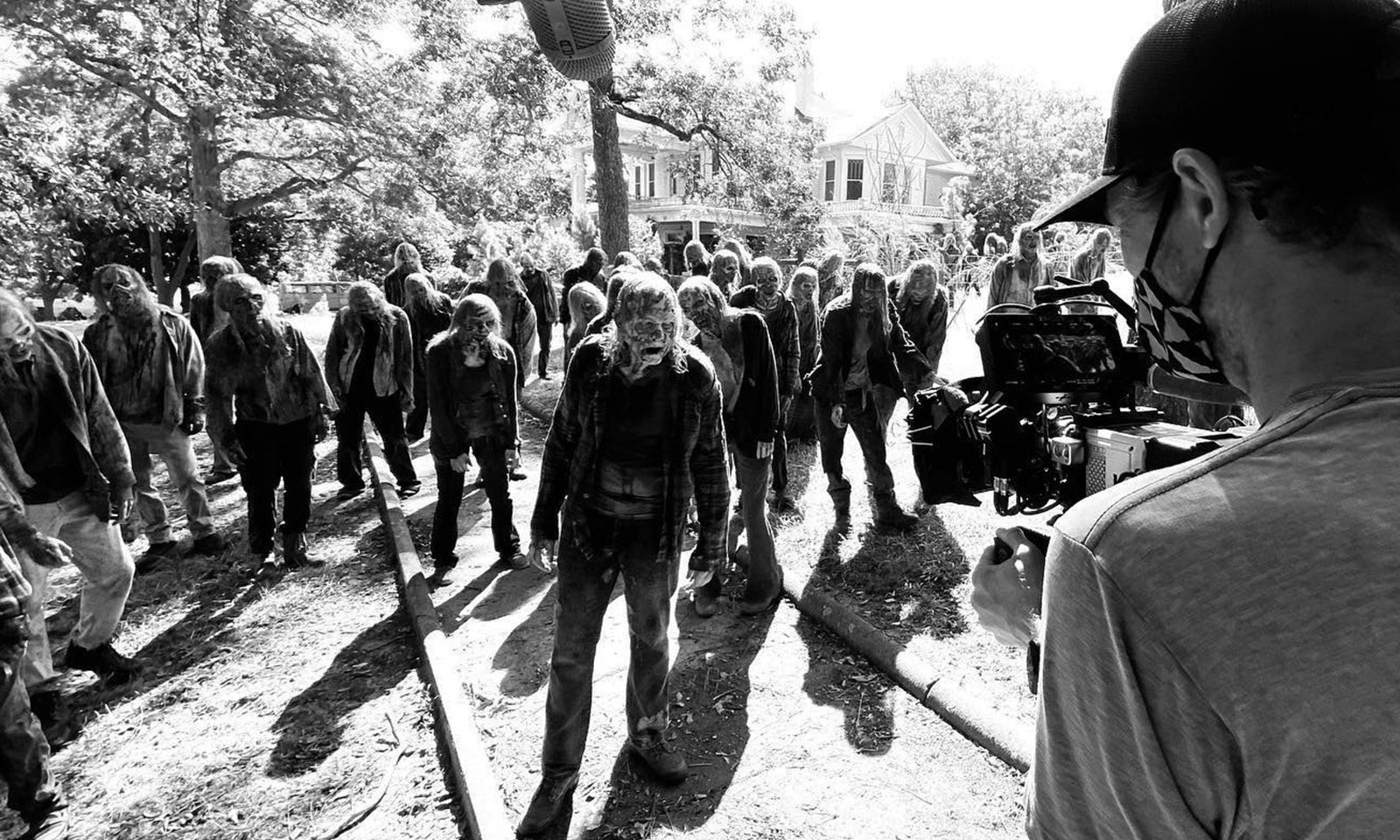 Horda de zumbis nos bastidores de gravações da 11ª temporada de The Walking Dead.