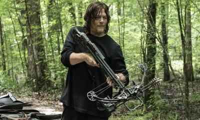 Norman Reedus como Daryl Dixon segurando sua besta no episódio 10 da 11ª temporada de The Walking Dead.