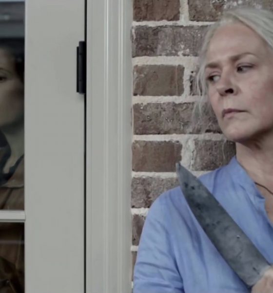 Carol segurando uma faca e se escondendo da Stephanie Fake em cena da terceira parte da 11ª temporada de The Walking Dead.