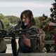 Jerry, Daryl e Maggie em Alexandria apontando suas armas no episódio 9 da 11ª temporada de The Walking Dead.