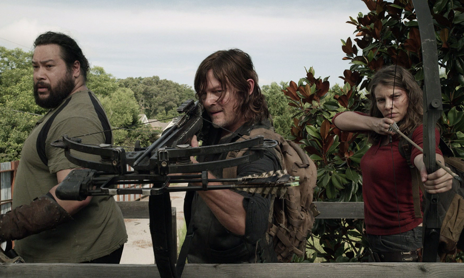 Jerry, Daryl e Maggie em Alexandria apontando suas armas no episódio 9 da 11ª temporada de The Walking Dead.