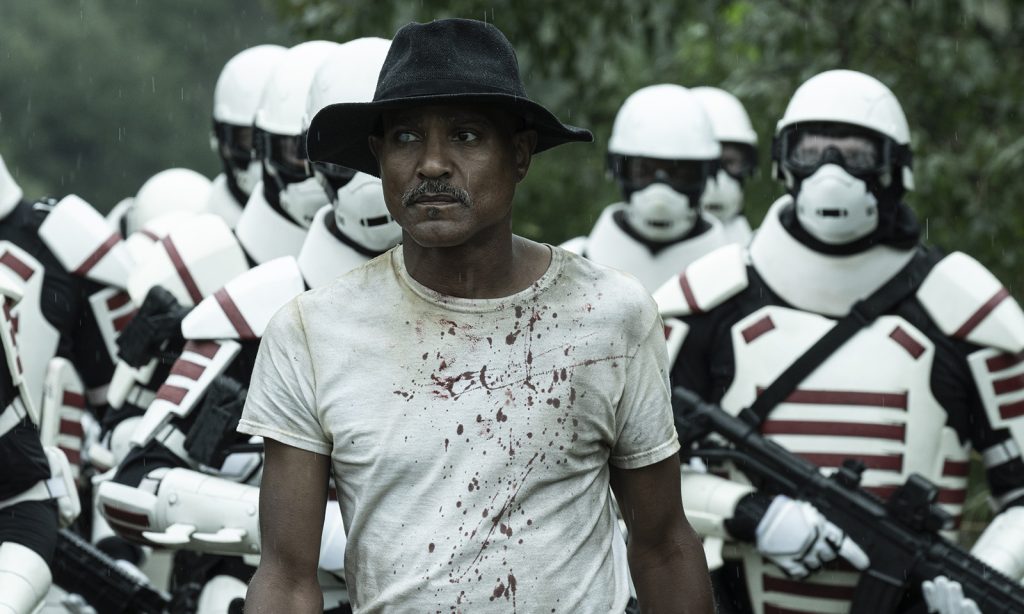 Gabriel e ao fundo soldados de Commonwealth em cena do episódio 15 da 11ª temporada de The Walking Dead.