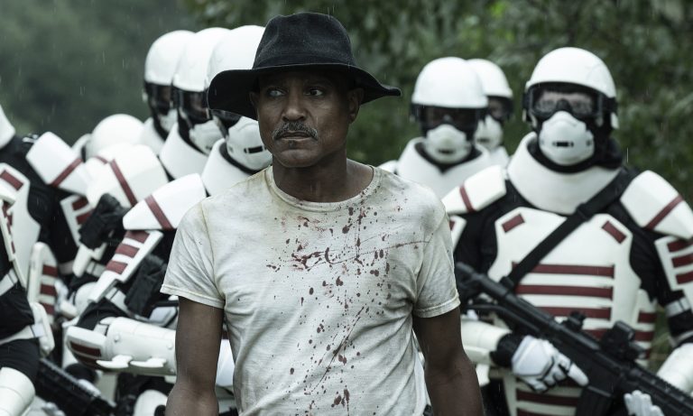 Gabriel e ao fundo soldados de Commonwealth em cena do episódio 15 da 11ª temporada de The Walking Dead.