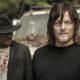 Daryl e Gabriel de fundo em cena do episódio 16 da 11ª temporada de The Walking Dead.