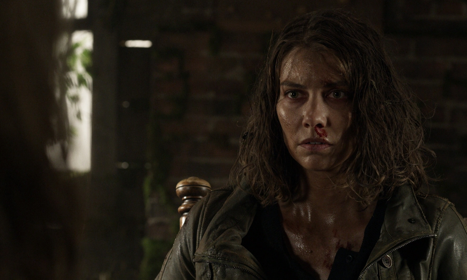 Maggie sentada em cena do episódio 16 da 11ª temporada de The Walking Dead.