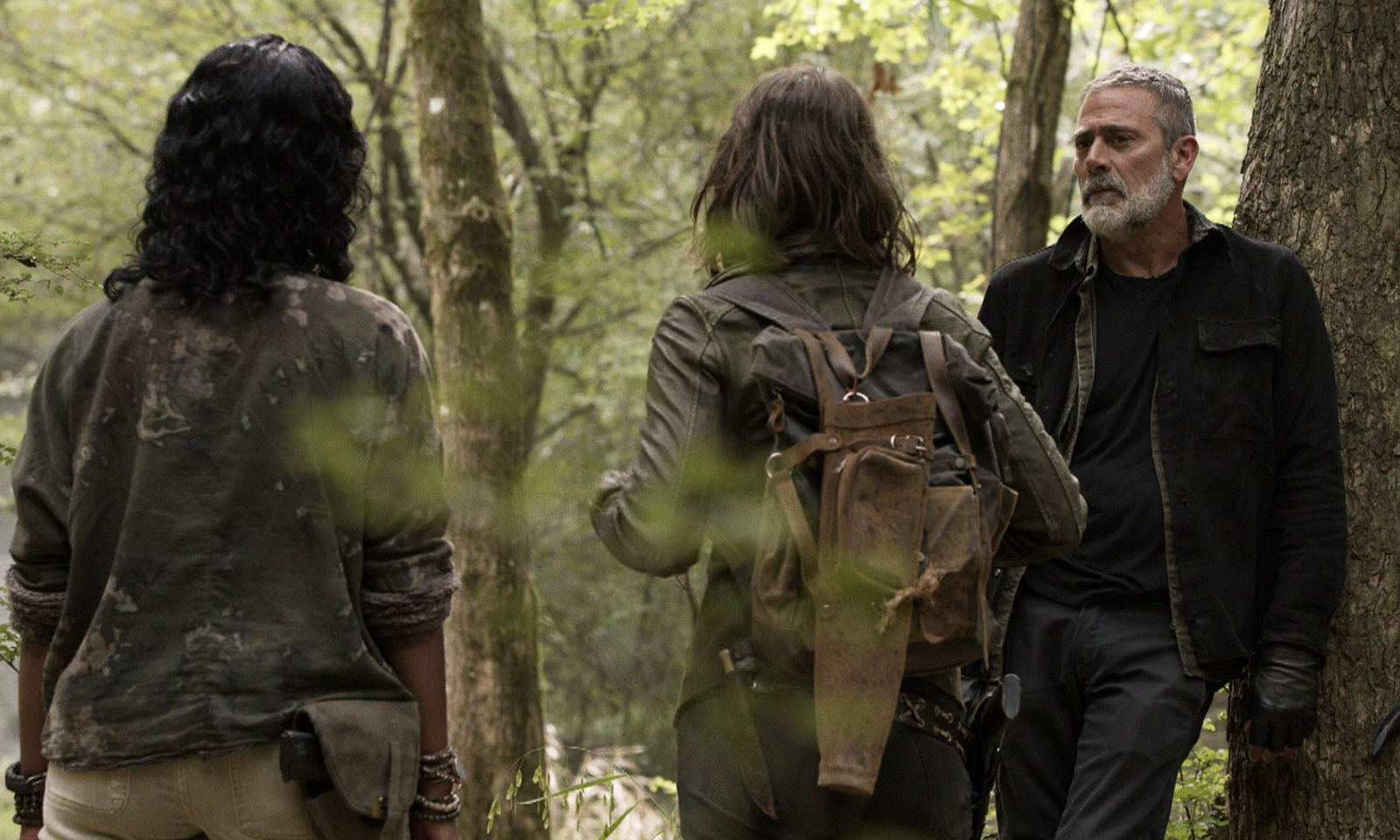 Negan olhando para Maggie e Annie em cena do episódio 16 da 11ª temporada de The Walking Dead.