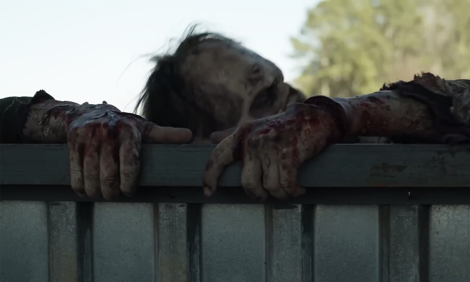 Walker variante escalando muro em cena do trailer dos últimos episódios de The Walking Dead.