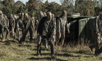 Horda de walkers em cena do episódio 17 da 11ª temporada de The Walking Dead.