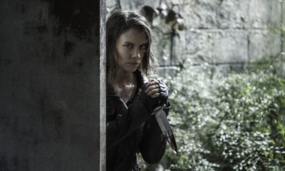 Maggie escondida segurando uma faca em cena do episódio 17 da 11ª temporada de The Walking Dead.