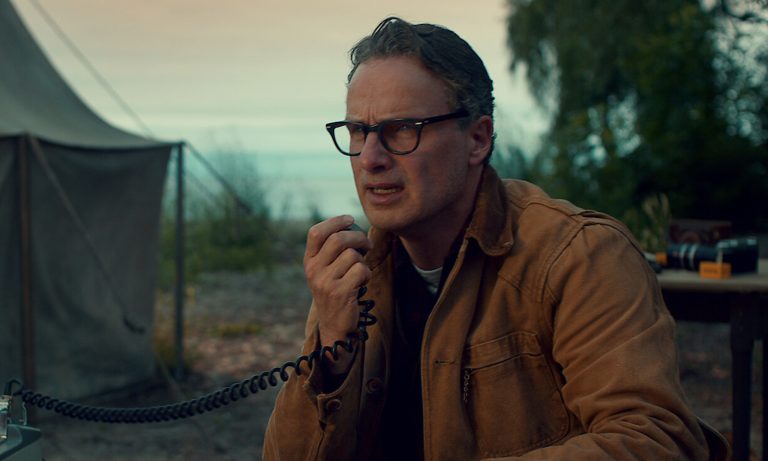 Andrew Lincoln como Edgar no episódio "O Murmúrio" de O Gabinete de Curiosidades de Guillermo del Toro.