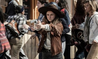 Judith Grimes apontando uma arma em meio a multidão em cena do epísódio 18 da 11ª temporada de The Walking Dead.